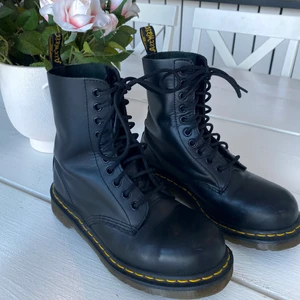 Dr. martens - Säljer ett par Dr. martens i strl 37. Fint skick! Knappt använda:) skulle nog även passa 38 då de är lite stora i storleken. Köpare står för frakt🦋