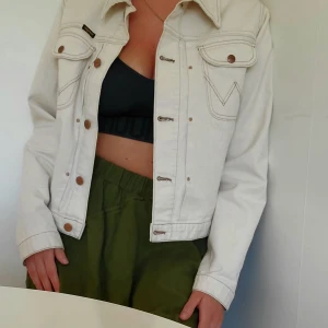 Jeansjacka  - Jacka från Wrangler i gräddvit färg. Storlek Large. Croppad. Skulle säga att den är liten i storleken då jag är 166 cm lång och väger 54 kg. Tyvärr inte blivit använd så jackan är i nyskick. Kostar ny över 1000 kr.  Lägg bud, bud är med rätten att neka. Ligger ute på fler sidor. 