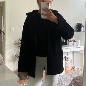 Teddyjacka  - En supermysig svart teddyjacka. Den har två fickor på varderasida och knappar vid öppningen. Köparen står för frakten.