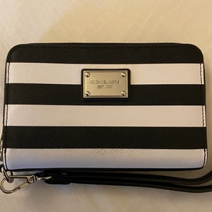 Michael kors plånbok/liten väska - Plånboksväska i fint skick. Korthållare och mindre fack på insidan.