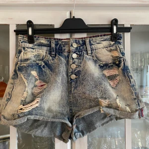 Ripped jeans shorts - Ripped jeans shorts, högmidjade. Köparen står för fraktkostnaden ☺️🌸