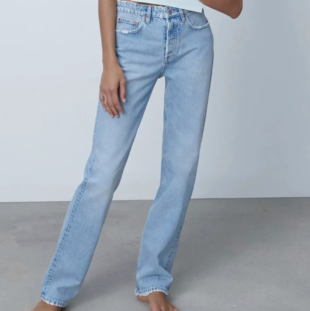 Säljer mina ljusa zara jeans som knappt är använda pga att jag har för många liknande, därav väldigt bra skick! Storlek 34, perfekt längd på mig som är 168cm! Slutsålda i de flesta storlekar på zaras hemsida senast jag kollade☺️💕 KÖP DIREKT FÖR 500 + frakt. Jeans & Byxor.
