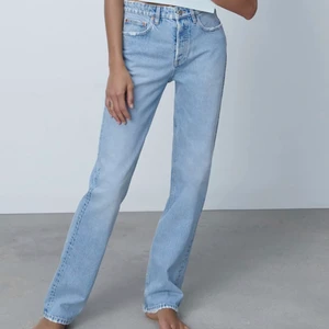 Ljusa zara jeans - Säljer mina ljusa zara jeans som knappt är använda pga att jag har för många liknande, därav väldigt bra skick! Storlek 34, perfekt längd på mig som är 168cm! Slutsålda i de flesta storlekar på zaras hemsida senast jag kollade☺️💕 KÖP DIREKT FÖR 500 + frakt