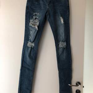 Slitna jeans typ oanvända, högmidjade