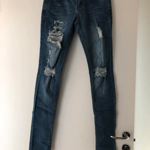 Slitna jeans - Slitna jeans typ oanvända, högmidjade