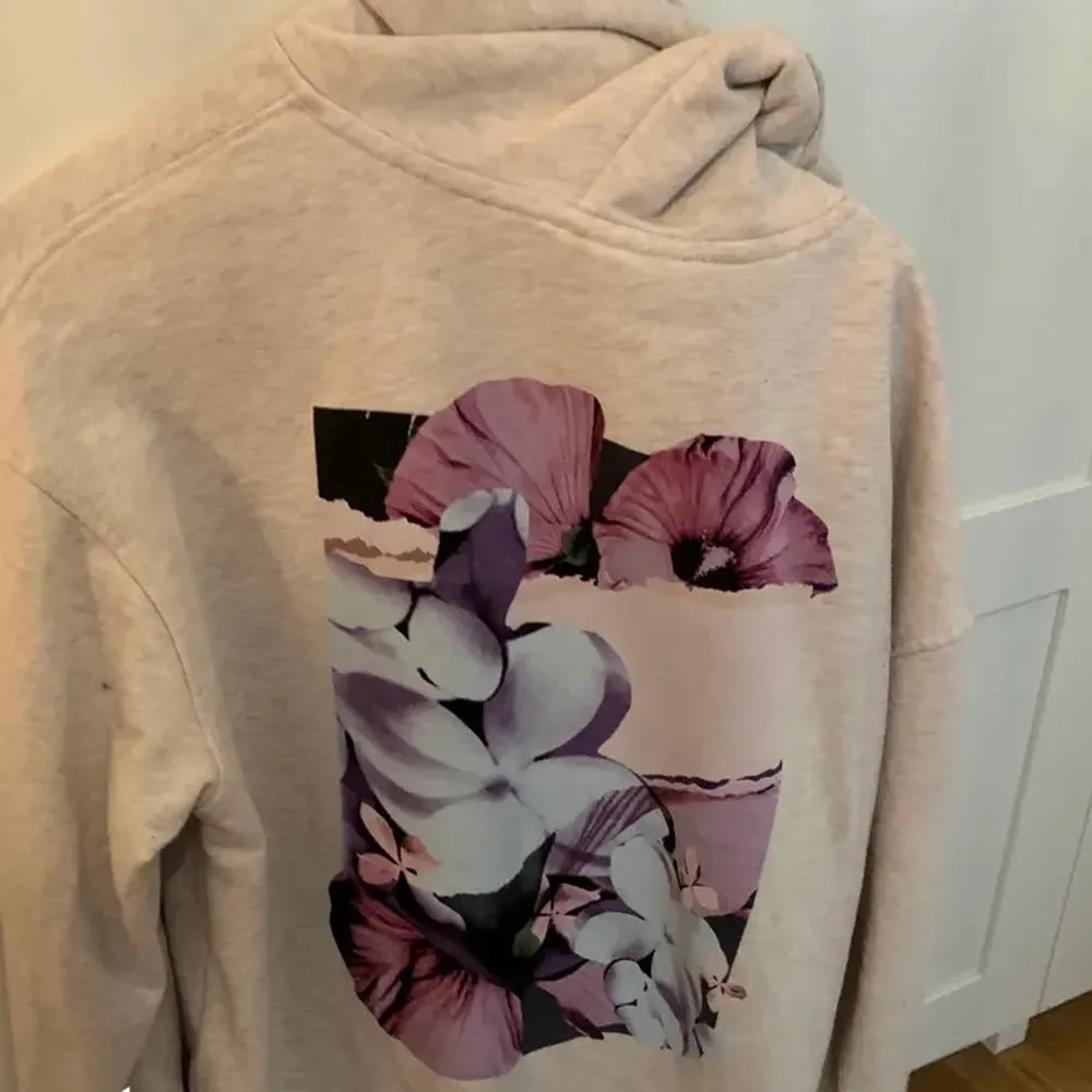 Säljer denna hoodie från H&M. Använd fåtal gånger. Köparen står för frakten!. Hoodies.