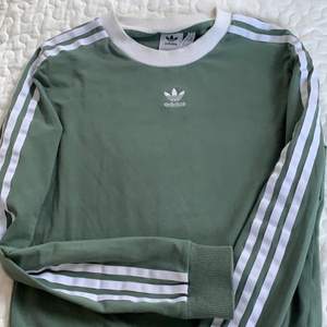 Sage grön tröja från adidas i storlek XS. Köptes på Topshop i Dublin för några år sedan men har aldrig riktigt använt den och nu är den för liten. Fint skick🌞
