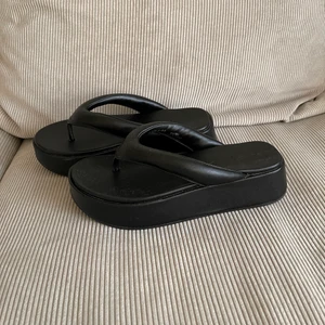 Platform Sandals  - Plattform sandaler i storlek 37. Helt nytt skick, testat dem en gång hemma. Sjukt snygga! Startpriset är 130kr men om fler är intresserade av skorna blir det budgivning!