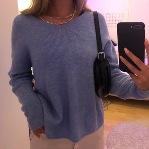 Stickad tröja - Blå stickad tröja i fint skick💙🦋