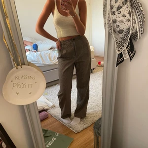 Rutiga kostymbyxor - Säljer dessa byxor som är oanvända!! Jag är 176 cm o på mig är dom liksom perfekta/ngt långa! Storlek S men stor i storleken, jag brukar ha M i byxor! Frakt tillkommer 💛