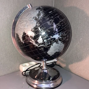 Jordglob i svart💕 - Det är en jordglob i svart och vit. Den funkar bra och är i bra skick💕