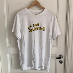 Sensitive t-shirt - Tröja från Weekday, den har två stycken gula fläckar, en är med på bild och den andra är nere i mitten av tröjan. Den har även en till liten fläck vid halsen. Använd ett par gånger