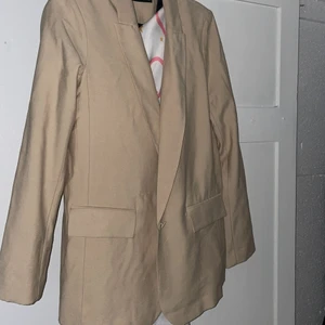 Blazer - Säljer min beiga blazer, från ginatricot, aldrig använd, den är oversize i modellen.