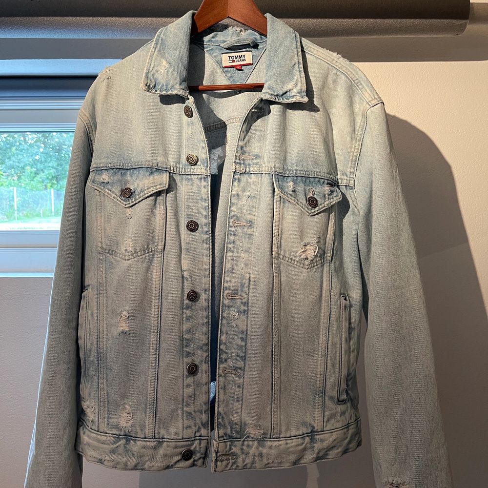 Oversized jeansjacka från Tommy Hilfiger i perfekt skick! Fina slitningar och ljusare partier!✨✨ köparen står för frakten🥰. Jackor.