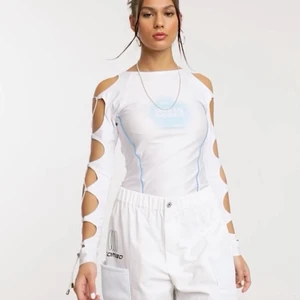 Sinead Gorey topp - Intressekoll på denna OTROOOLIGA topp av geniala Sinead Gorey 💎truly one of a kind💎 aldrig använd ute så den är helt felfri👼🏻 Nypris 175£ (💸Rabatt & samfrakt vid köp av flera varor)