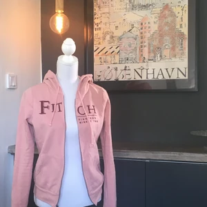 Gammelrosa Abercrombie & Fitch tröja  - Den är I storleken S och är i bra skick. Säljer pga att den inte används. Köparen står för frakten. Tar enbart Swish🌺❤️