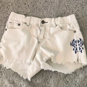 Vita jeans shorts - Jätte snygga vita jeans shorts 