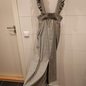 Kjol/klänning från H&M i storlek 40. De fina banden kan tas bort samt justeras om det önskas 🖤✨ Gratis frakt 💕
