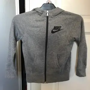 Grå Nike kofta/hoodie, hittar inte storleken men ganska liten. XXS skulle jag tippa på. Väldigt fint skick, inte mycket använd!
