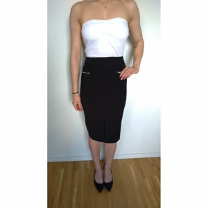 Svart pennkjol H&M - Aldrig använd, svart pennkjol, med prislappar kvar. Har två gulda dragkedja-detalj på framsidan. Säljer den då den inte riktigt är i min stil. 