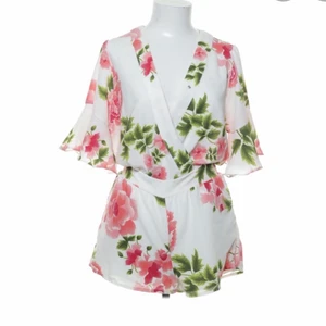 Jätte fin playsuit byxdress stl S - Jätte fin jumpsuit stl S. Från Vero Moda. 