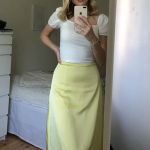 Kjol - Midikjol i den härligaste gula färgen💛💛 Storlek XS. Endast använd 1 gång och är så gott som ny!! Har dragkedja i sidan. Säljer då den blivit för liten för mig😩 Köpt på Nelly men kommer från märket Pieces. Köparen står för frakten och betalning sker via swish!