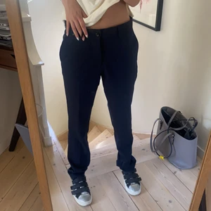 Lågmidjade kostymbyxor  - Säljer mina kostymbyxor som jag inte längre får användning av. De har den perfekta passformen och är lågmidjade, så snygga till en oversized t-shirt. Jag brukar ha xxs eller xs på byxor, och dessa sitter perfekt på mig🤍