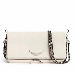 Vit Zadig väska  - Superfin väska från Zadig et Voltaire! Den är hyfsat ny och vad jag kan se inga skador på lädret! Org pris 3259kr så budgivningen börjar på 2000💓