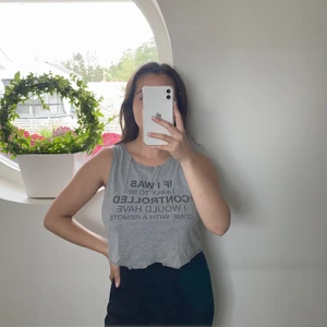 Grå croptop med text  - Luftigt top