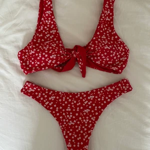 RÖD BIKNI  - Snygg röd bikini i storlek S