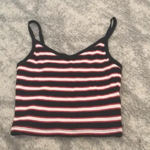 Linne - Ett jättefint randigt linne💗Använt några gånger men är i mycket bra skick, skriv för fler bilder eller frågor❤️