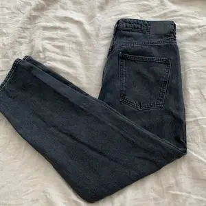Jeansen har en grå/svart färg, knappt använda! Betalning via Swish, köparen står för frakt:)
