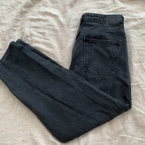 Weekday Meg High Waist Mom Jeans - Jeansen har en grå/svart färg, knappt använda! Betalning via Swish, köparen står för frakt:)