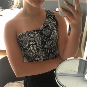 Off shoulder  - En fin topp som går över ena axeln. Jättefin enligt mig men måste rensa! 