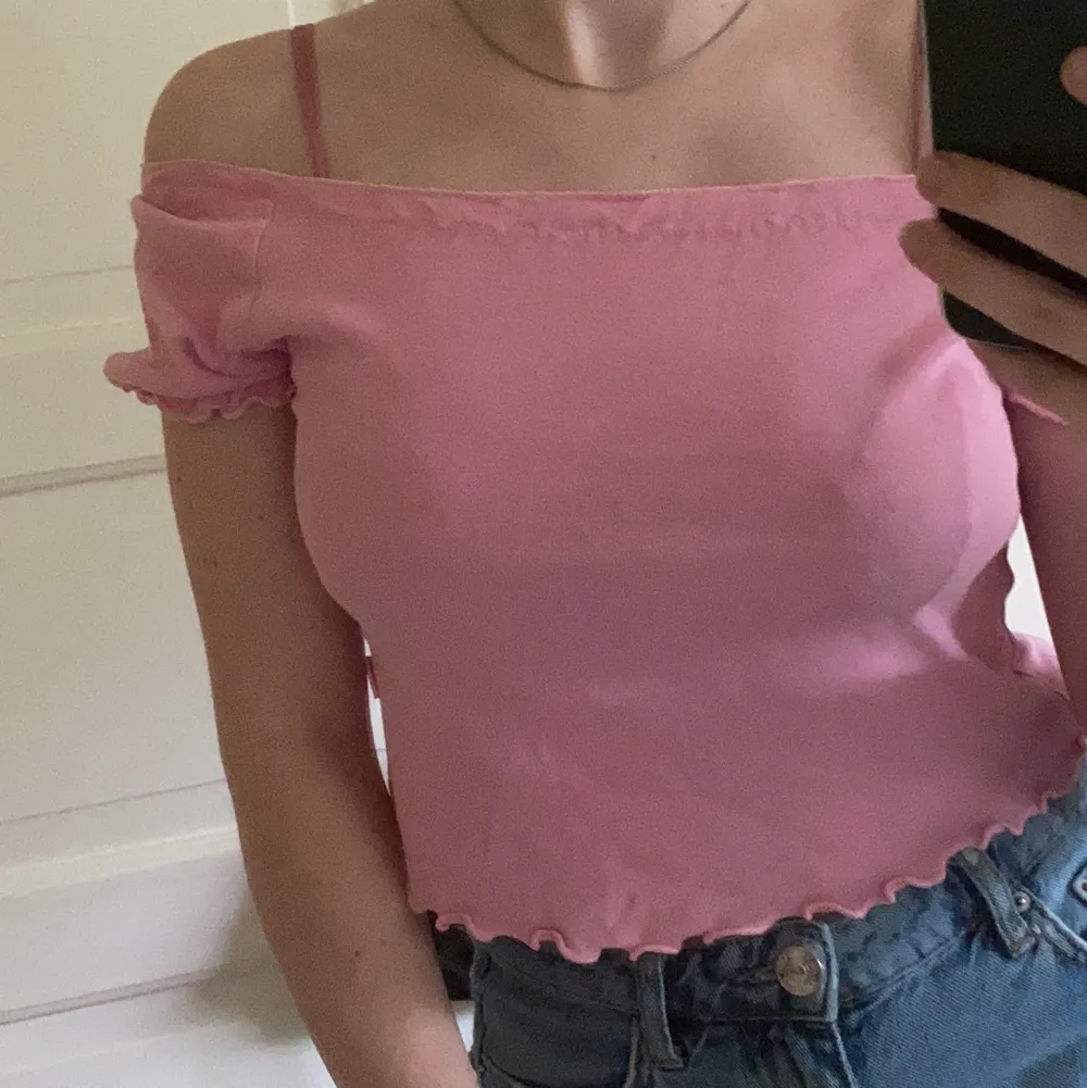 Super söt topp som kan användas som off shoulder också! Passar mig som har S. Köparen står för frakt! 💗 . Toppar.