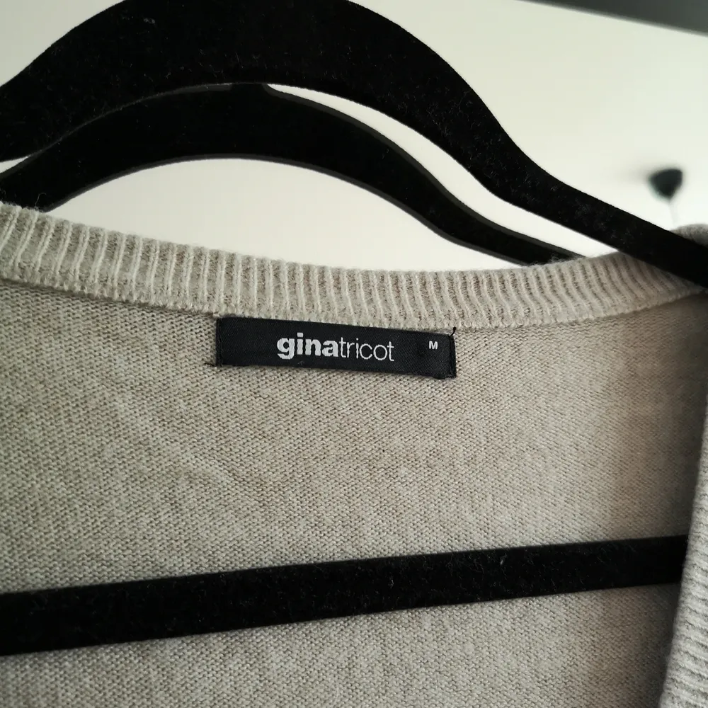 Fint stickad tröja från GinaTricot i storlek M. Superfin kvalitet och sparsamt använd!. Stickat.