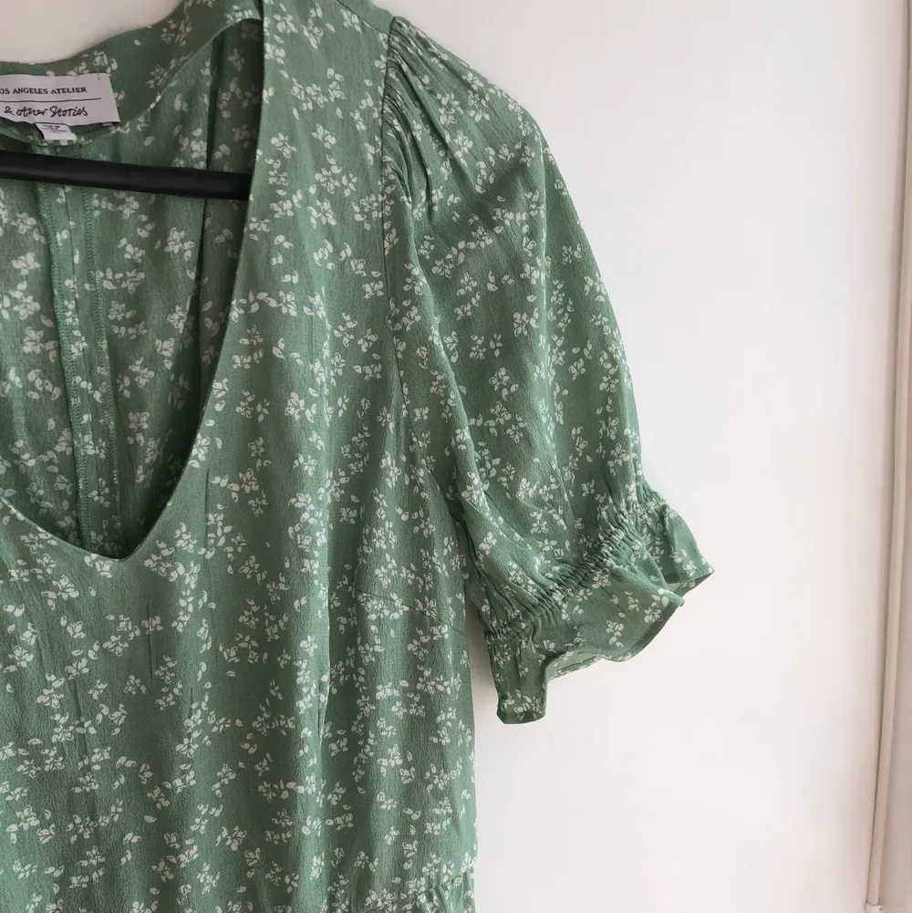 Grönblommig klänning som tyvärr inte kommer till användning.. Klänningar.