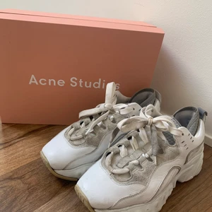 Acne sneakers! - Acne sneakers i jätte fint skick! Dustbag och låda medföljer!💕❤️💕Köparen står för frakten!