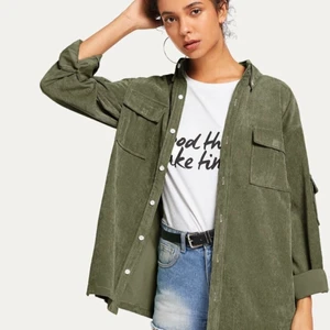 Skjorta - Superfin, knappt använd skjorta. Storlek L men passar mer M. Fraktar endast 