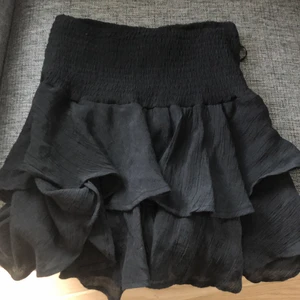 Svart volangkjol - Svart volangkjol oanvänd storlek xs