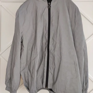 Louis Vuitton reflective monogram windbreaker  - Då var det dags att göra sig av med denna sjuka jackan som lär vända och vrida på vartenda huvud. Jackan är bara använd vid ett fåtal tillfällen och fortfarande i nyskick. Jackan säljes i ovetande om dess äkthet då jackan kom i ett byte.