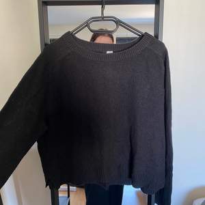 En tunn stickad tröja från H&M! Passar storlek M-XL och är superfin över en klänning eller liknande!  Frakt tillkommer efter vägning eller hämtas hos mig i Umeå!