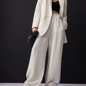 Linnebyxor - Linnebyxor från HM i storlek xs! Höga i midjan och långa i benen. Helt slutsålda på hemsidan 