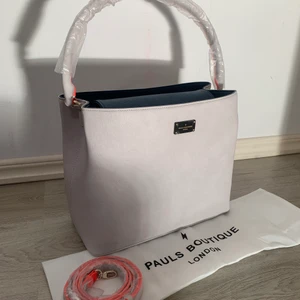 Helt ny väska  - Väska från Pauls Boutique London och helt i nyskick! Skickar gärna fler bilder om det önskas 