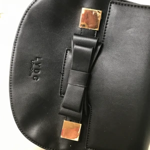 Axelremsväska svartvita  - Snygg svart-vit axelremsväska ej använd