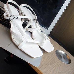 Skor - Säljer jätte fina Helt nya vita klackskor❤. Har endast testat. Säljer de pga jag har fått andra. Kan mötas i Malmö eller lund, annars kan jag frakta de. Priset kan diskuteras🌼