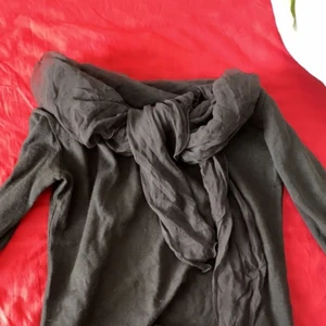 Finntopp med knytning - Fin topp som går att ha över axlarna men även offshoulder, har en knytdetalj. Köparen står för frakten. 