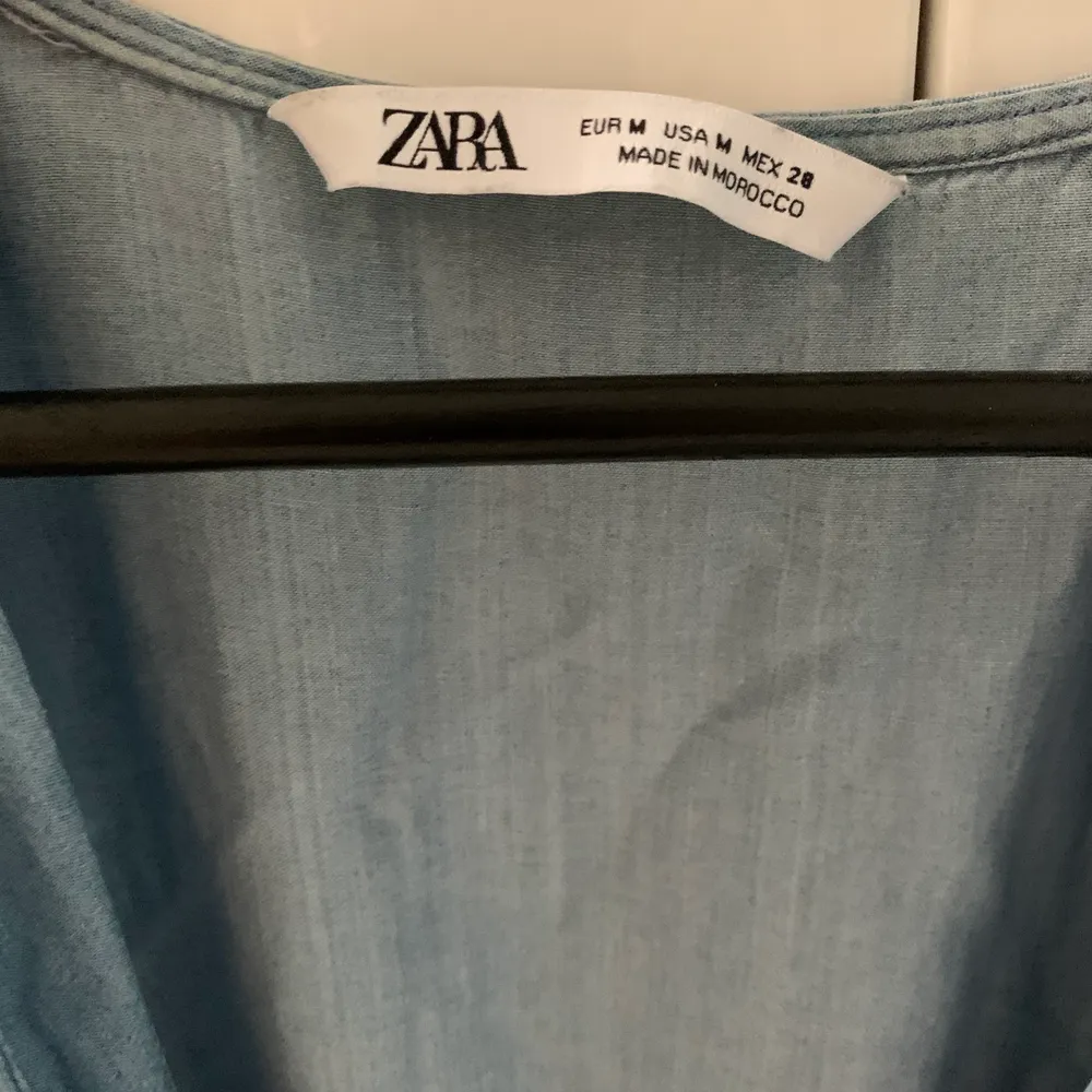 Superfin byxdress från Zara med lite ”jeans” aktigt tyg, storlek M. Rosett i midjan för mer figurnära siluett. Övrigt.