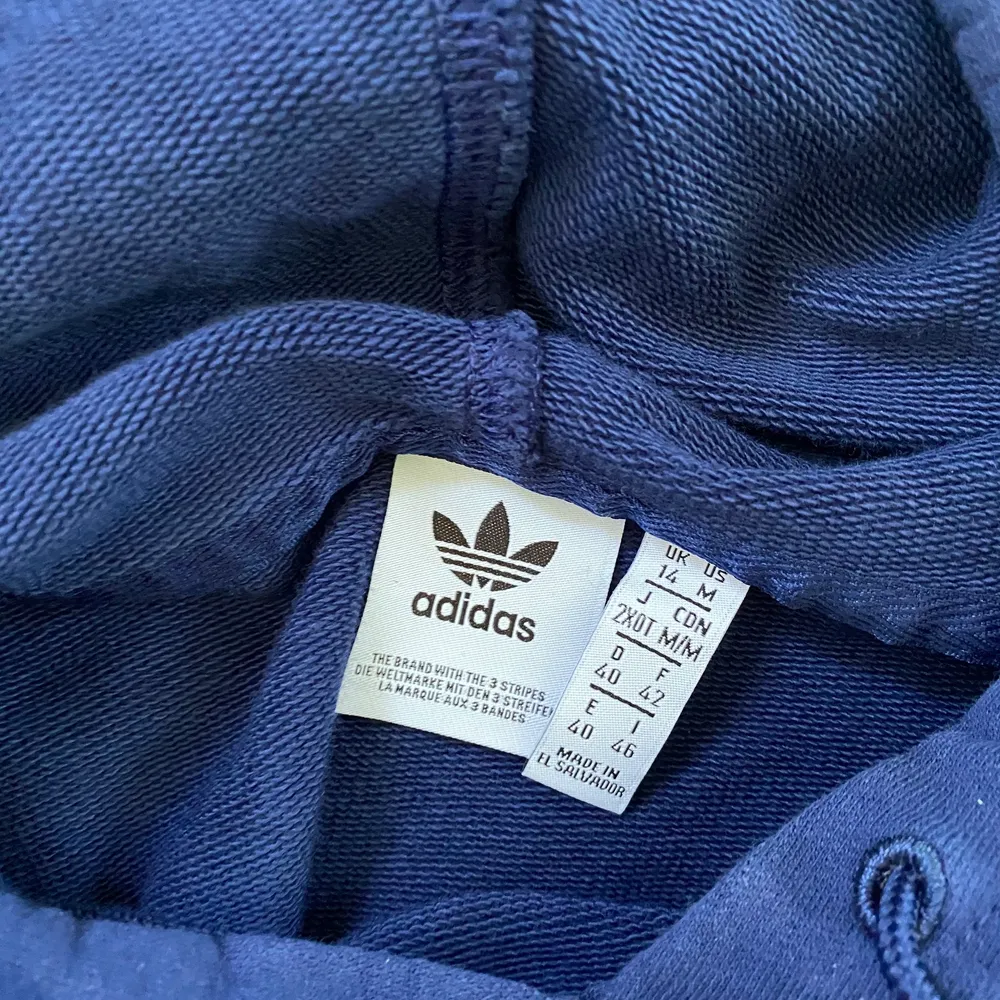 Blå croppad hoodie från adidas, kommer inte till användning längre. Hoodies.