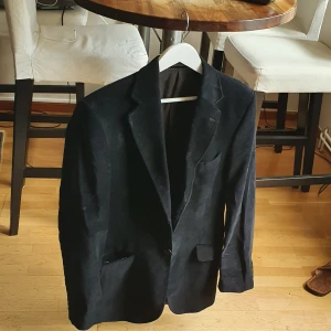 Unisex välvet jacka  - I mycket bra skick och passar till båda kön. Finns fler bilder och bud I kommenterna 